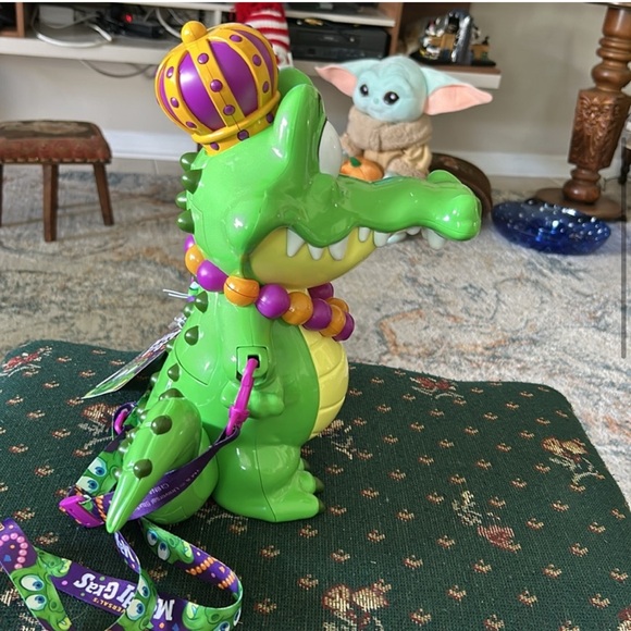 Universal Green and Yellow Alligator Popcorn Bucket - Picture 6 of 10